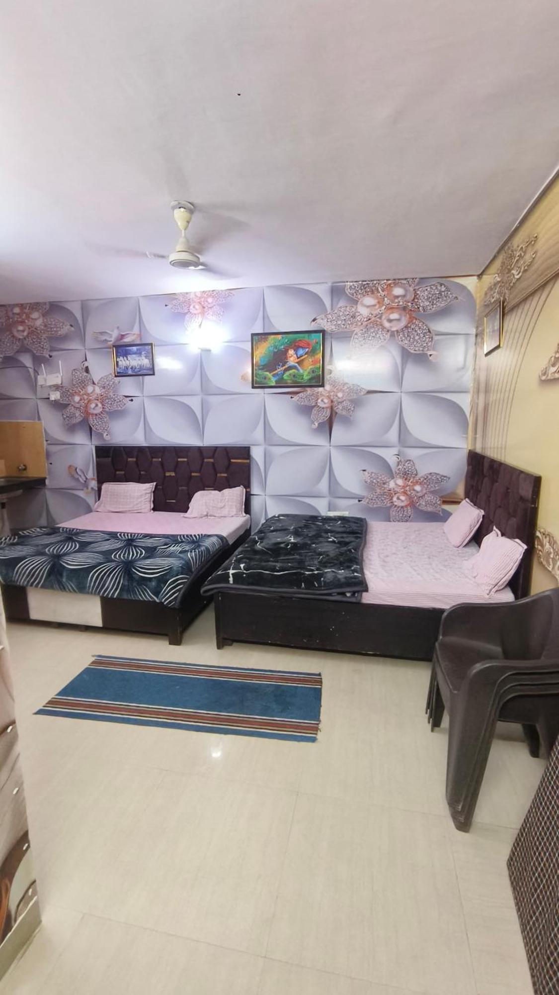 Omaxe Eternity Family Stay- Near Prem Mandir *